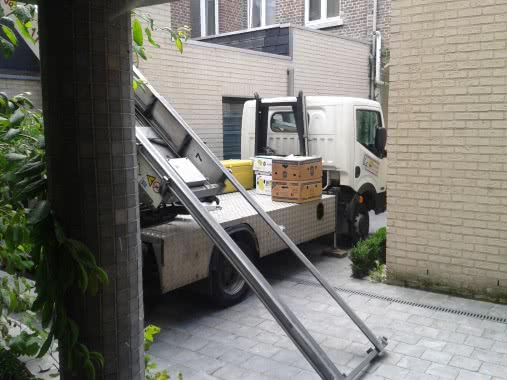 Lift garé et positionné pour exécuter son travail pour vidé votre maison ou appartement a des étages.