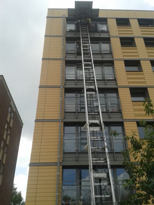Lift déployer au dernier étage d'un bâtiment pour votre vide grenier