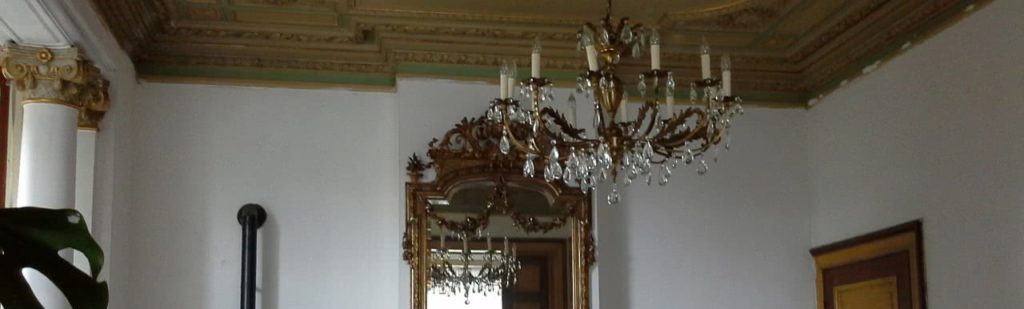 Lustre dans une pièce accroché au plafond nous les décrochons pour vidé votre maison