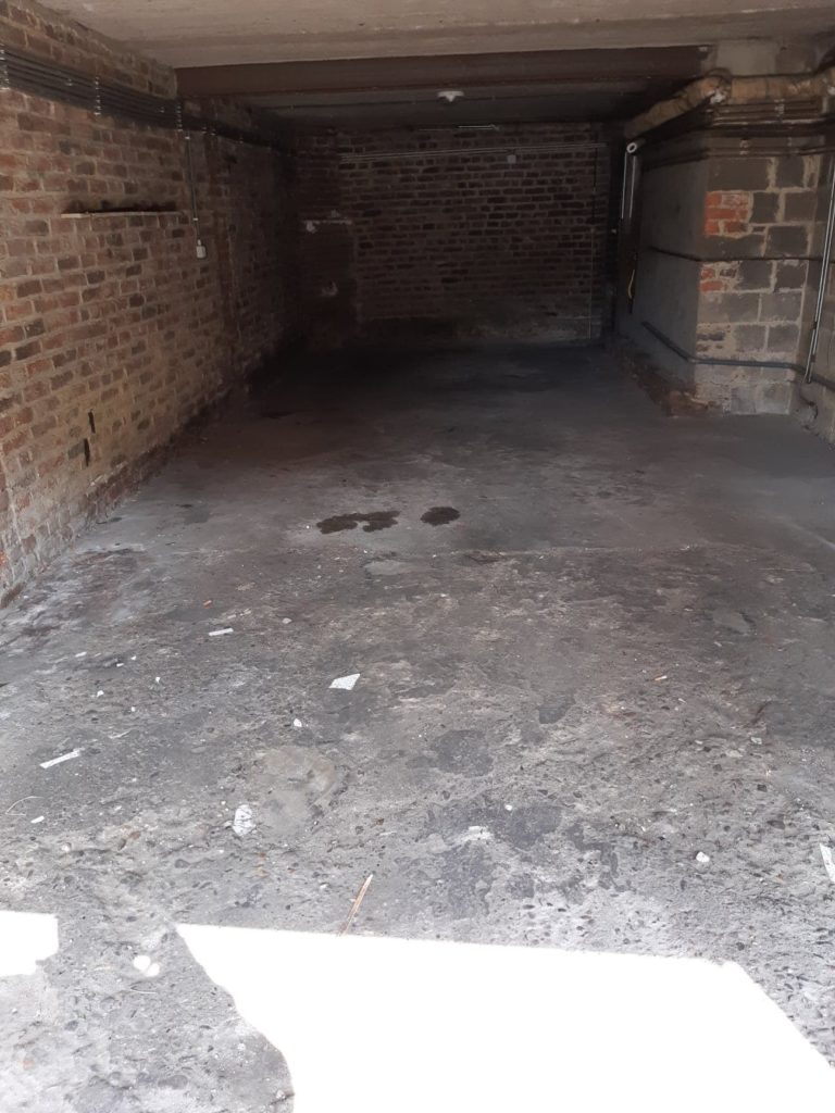 Un garage vidé après une intervention de vide grenier