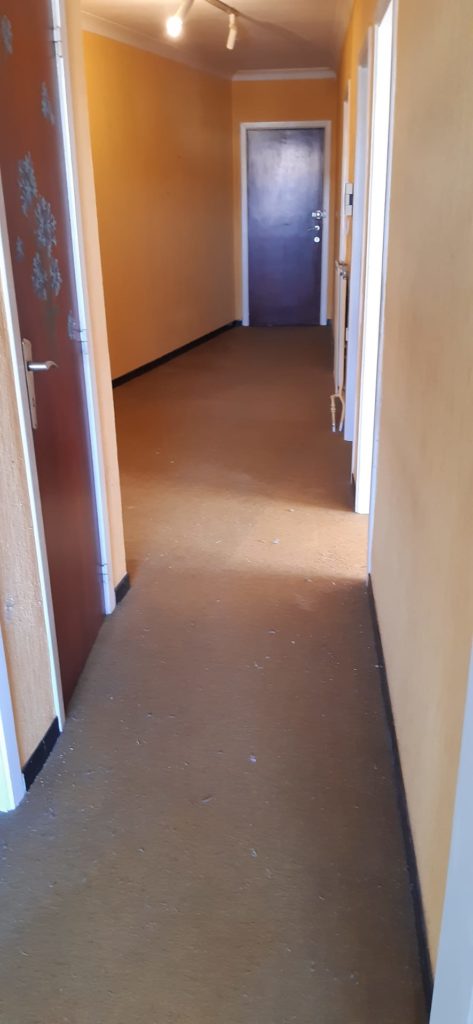 Couloir d'un appartement après un vide maison