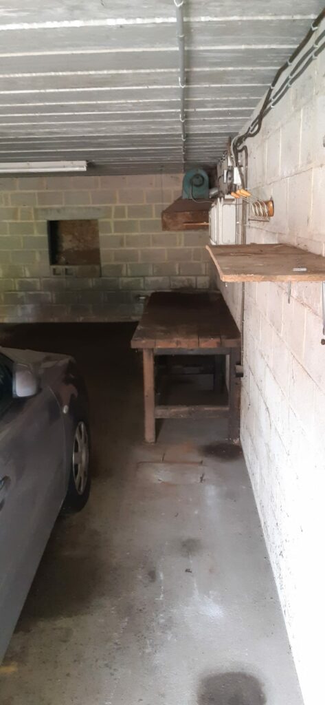 Garage vidé après un travail de vide grenier