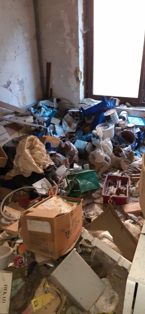 Pièce avant d’être nettoyée